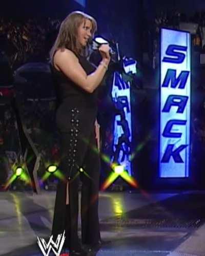 Stephanie McMahon [1 MIC]