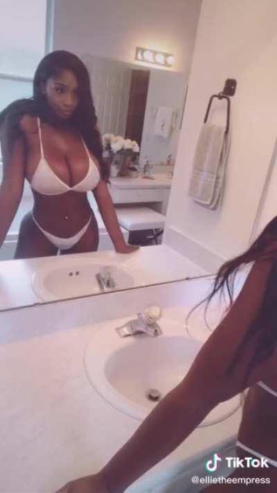 Ellie (@ellietheempress)