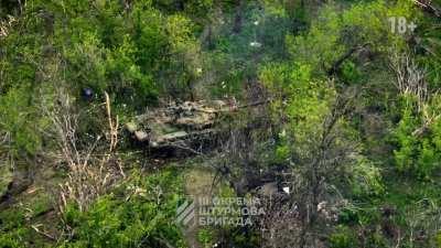 During a Ukrainian assault near Bakhmut Russians retreat to a shelter and hide in there, a Ukrainian tank is requested to drive over it (English captions)