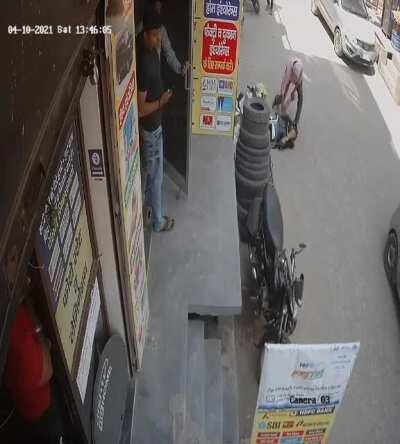 Woman stabbed by husband in broad daylight in India while people are just watching