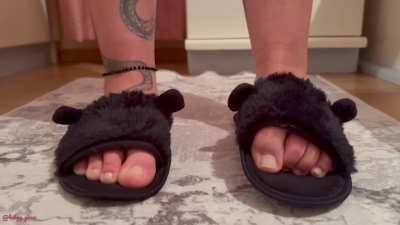 Wiggling my toes 🖤 (custom clip for a buyer on FeetFinder)