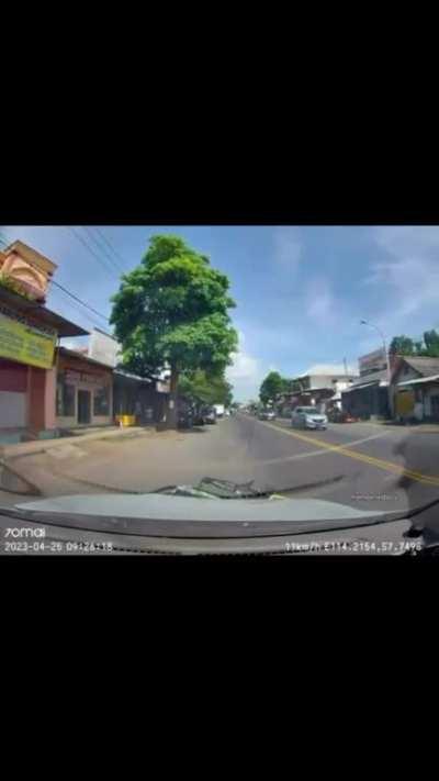 Pedicab/cycle rickshaw got hit by car because doing u turn on a blind spot