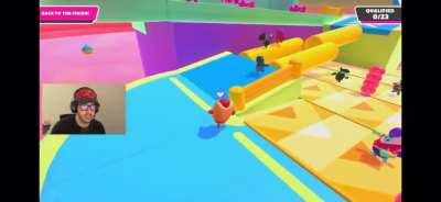 Professional player shows who knows the moves. Watch until the end 😂🤣