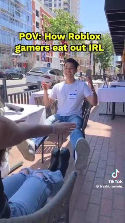POV: How Roblox gamers eat out irl 💀