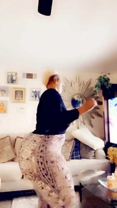 Aunty got that ol school wagon [Vicky]