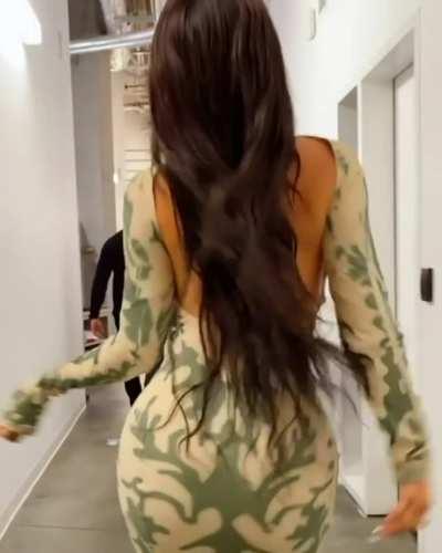 Imagine rubbing your dick on Kylie Jenner's ass and exploding on her dress