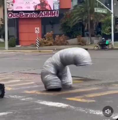 Guy dresses as a pipe and dances during red light