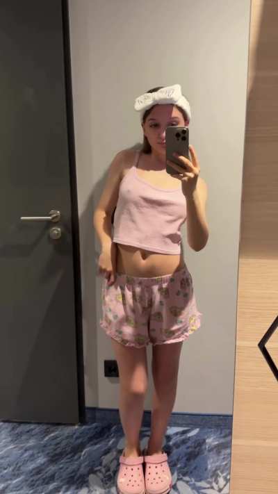 Revealing my titties :3