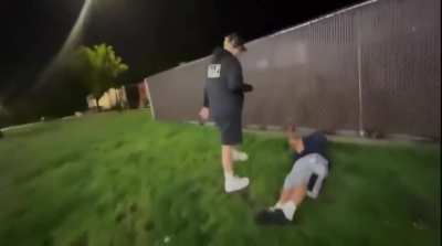 Pedofili yüzüne tekme yiyor ve uyuyor 😴