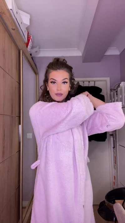 133 - Amazing Cleavage