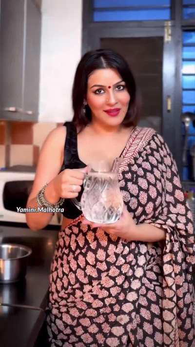 This dudharu rand yamini pretends to be a creator but only thing this bitch can do is make our cocks hard for her huge udders. Total cockteasing rand