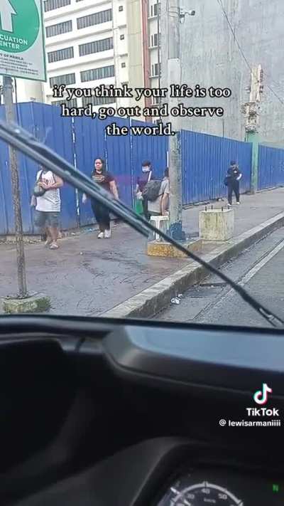 People saw this video and the gentleman has already received crutches, a wheelchair and even a pair of prosthetic legs.