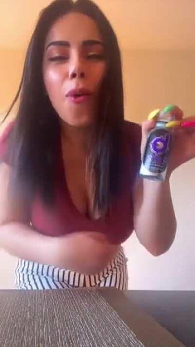 Que rica boquita y que cuerpo tan delicioso