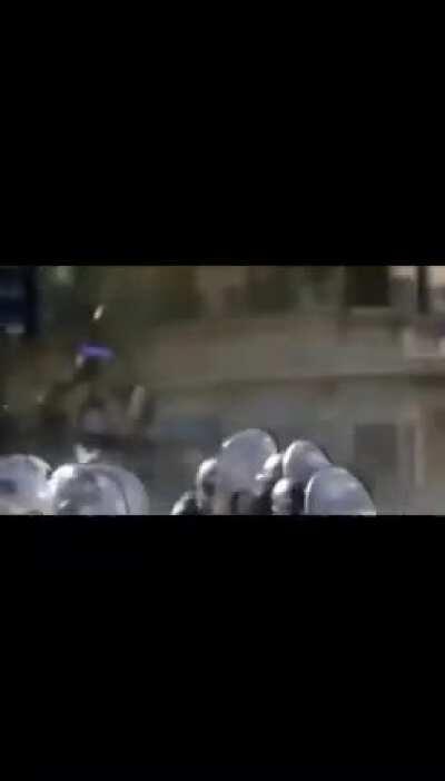 los violentos tiran piedras, nosotros llevamos amor y cariño!!!