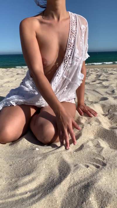 Love the beach … the view is perfect! Waiting for you on my FREE ONLYFANS! Link bellow