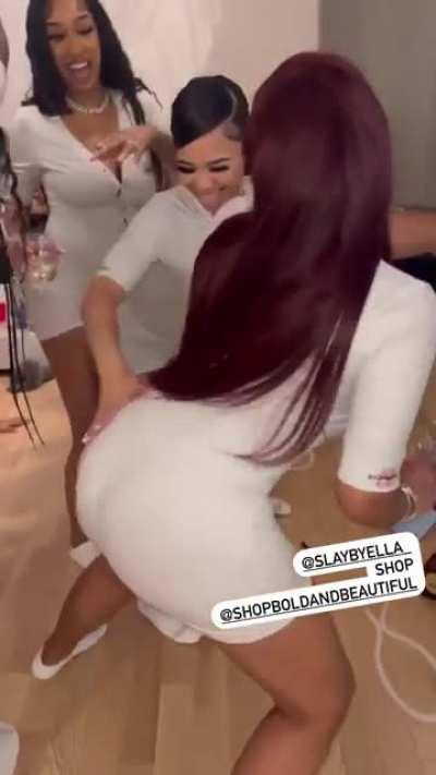 A boogie wit da hoodie’s girlfriend shaking her ass