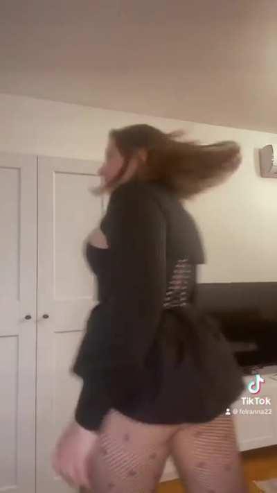 Say hi if u are into young moms