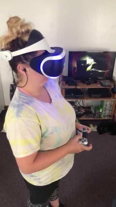 My friend playing RE7 on vr for the first time