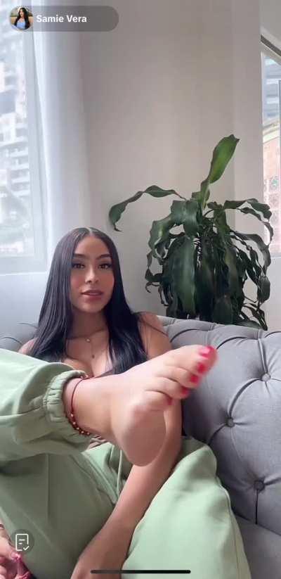 Samie Vera showing feet