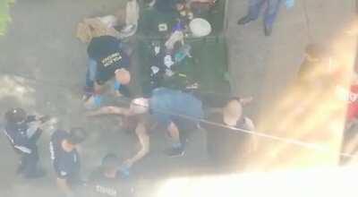 Dicen que es el pelado de la funeraria que se sacó una foto con Maradona . Supuestamente lo agarro la 12