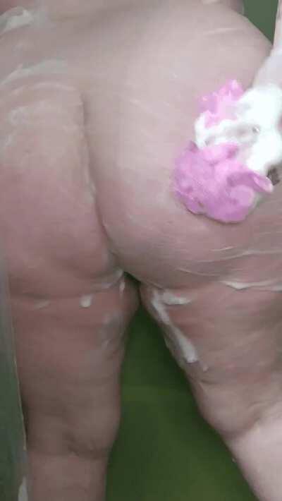 Who's gonna help me wash my ass and pussy?🤤