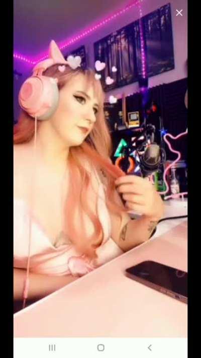 Couple slips from TikTok live