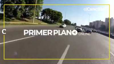 VIDEO: emboscada de 6 motochorros en la autopista Ricchieri para robar una moto