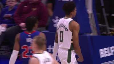 [Highlight] Marjon Beauchamp SLAMS it on the fastbreak and the Bucks gathers to watch the replay and are amazed!