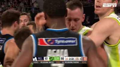 [Highlight] A ferocious dunk on Matthew Dellavedova led to a scuffle in Australia's NBL