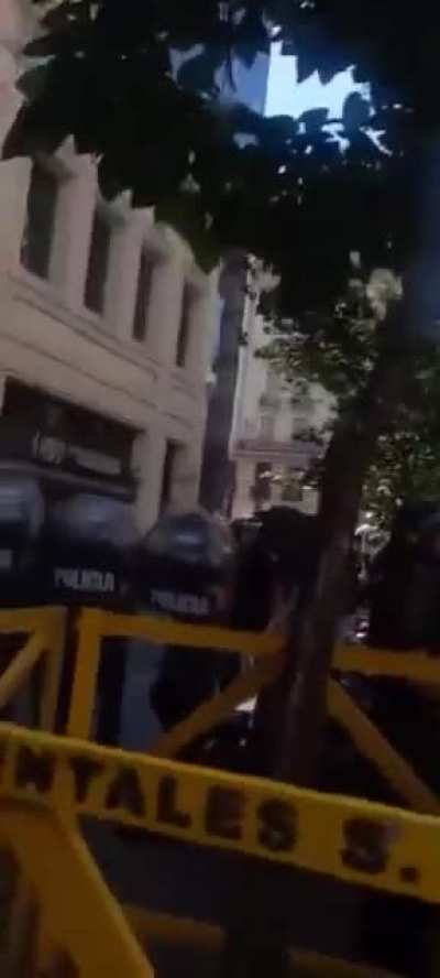 Así se vivió el desmadre entre enfermeros y la Policía de la Ciudad en la puerta de la Legislatura porteña
