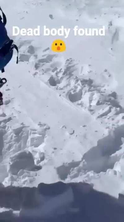 Women scream after seeing sliding dead bodies while mountaineering.