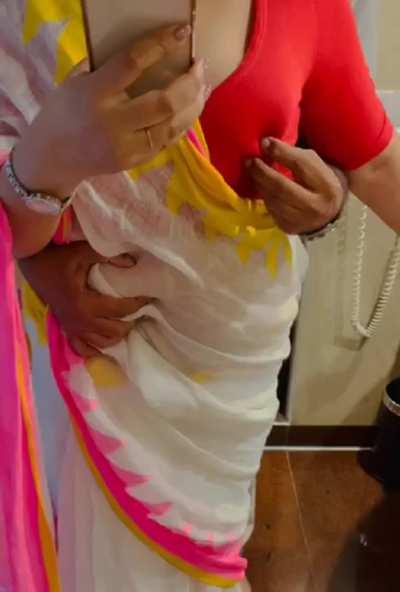 More fun to enjoy mom when she&rsquo;s getting dressed up 