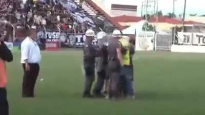 Só que a treta não parou por aí! Ao deixar o campo após levar o vermelho, o mascote do União Barbarense foi agredido por um dirigente do Araraquara, e a polícia teve que entrar em ação!