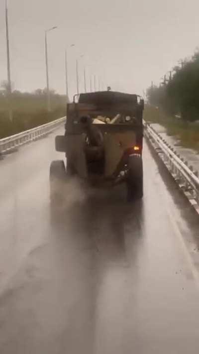 Rușii încă mai utilizează pe front obuziere D-1 de 152 mm model 1943