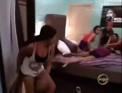 BAD GIRLS CLUB : the house vs the victor twins