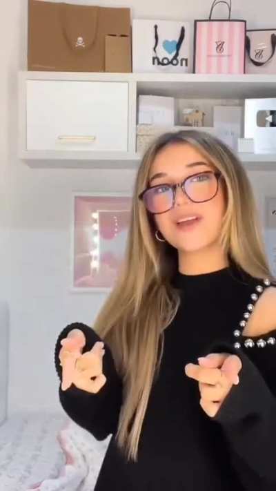 Ella es.: VALERIA, influencer. 2025.