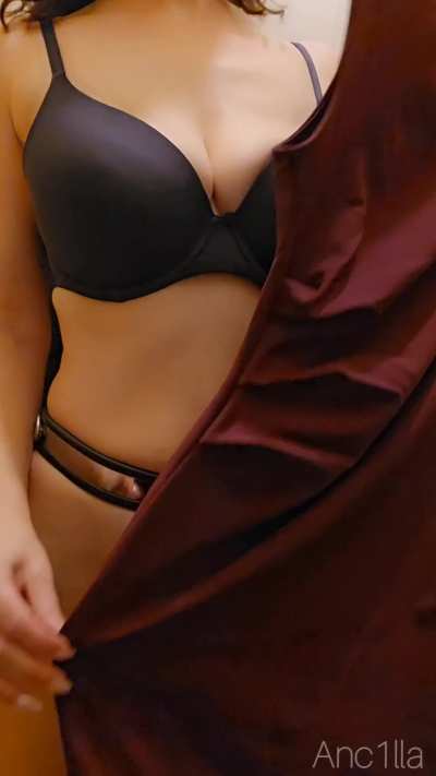 I need a party dress for an event later this month. It's in a 'vanilla setting', so I definitely need a dress that hides my chastity belt. So I went shopping. I tried several dresses and also made a vlog about my chastity shopping day☺️. Does this one cov