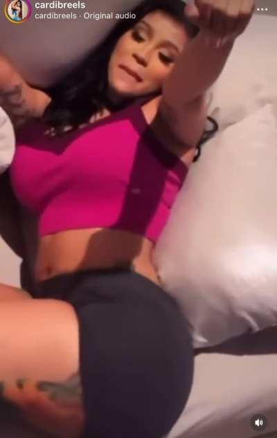 What would y’all do if cardi chillin twerkin 🍑💦on the couch tho