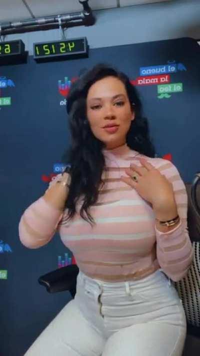 Una mujer con muchas curvas y peligrosas.