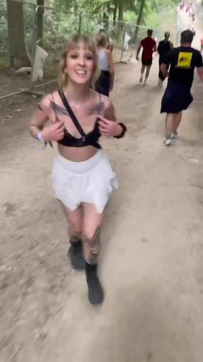 here I am with my tits out at Leeds festival… 👀