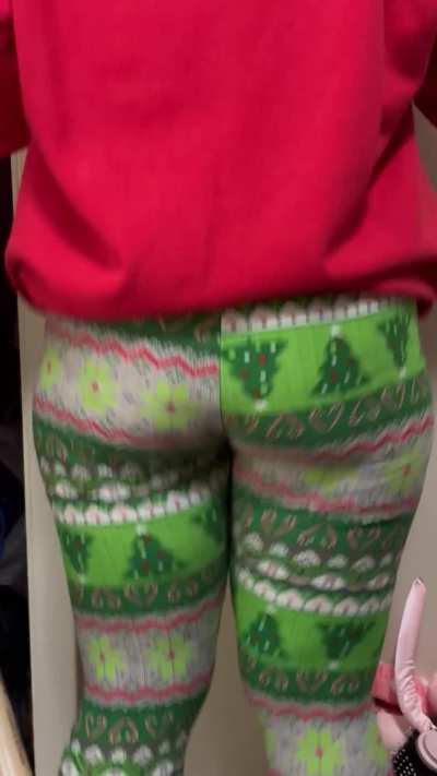 ITS CHRISTMAS LEGGINGS SEASON!!!!! Who else is jump up and down excited