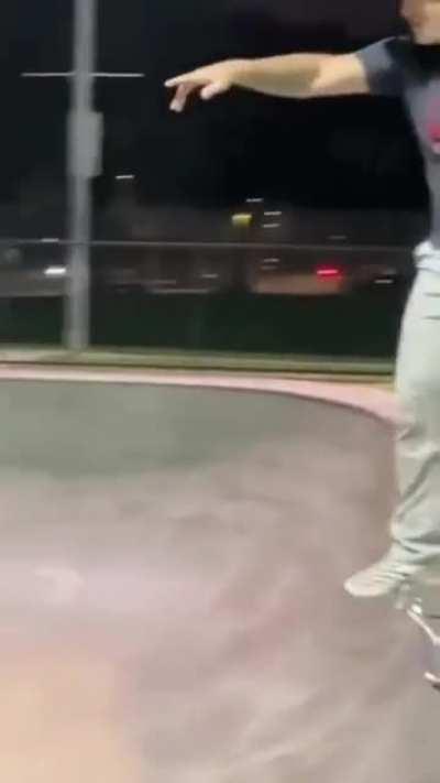 Ловко держит равновесие