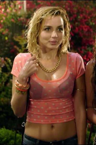 Ana De Armas's wet cuban body would be fun to share with a bud or 2