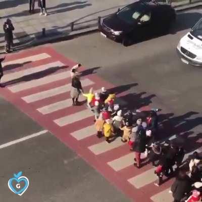 This stray dog in Georgia has made its job to protect the kids who are crossing the street everyday. It will bark and chase vehicles which doesn't stop