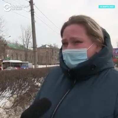 Настоящее время: Мы показали россиянам фотографии из Украины, на которых видны разрушенные российскими бомбами города и жертвы обстрелов. И вот какая была реакция (видео)