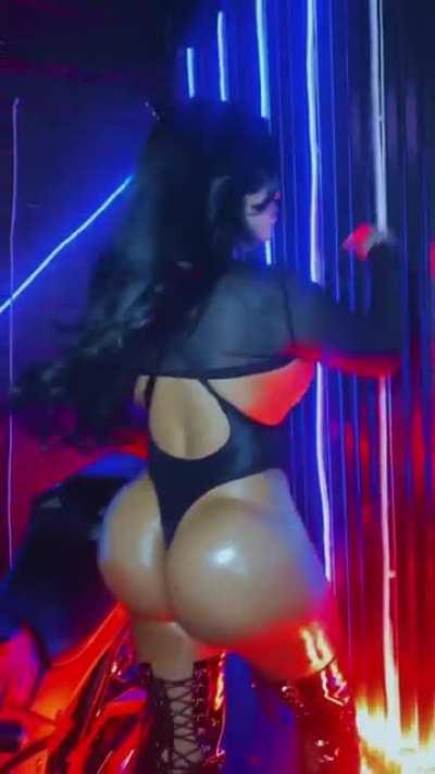 Damn who put that oil on her booty?! Looks ridiculous 🔥🔥🔥 Estefanixnoemi 🥵