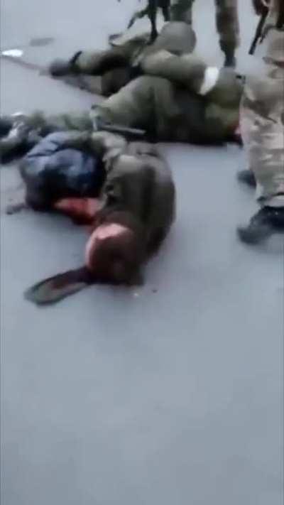 Ukrainian soldiers kneecapping Russian POW's