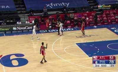 [Highlight] Seth Curry is called for a travel.