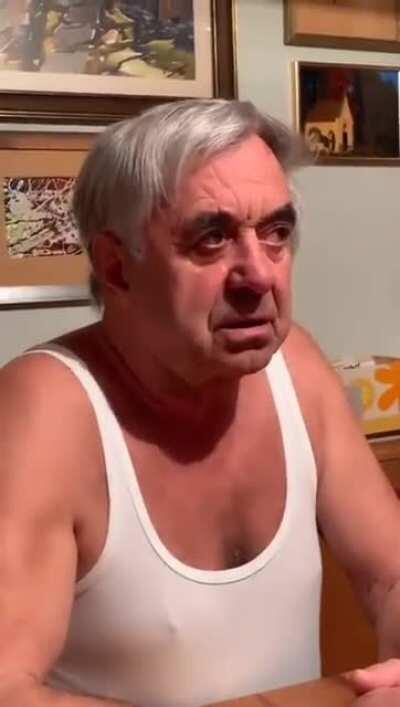 Versteht ihr??????? 😂😂😂😂😂😂😂😂😂😂😂😂😂 Die Alte sollte mal lieber schnell was zu Essen auf den knallen bevor ich ihren Kopf auf den Tisch knalle 😡😡😡😡 Ich habe seit 5min nichts mehr gegessen und falle schon vom Fleisch 🦴🦴🦴💀💀💀