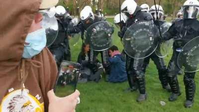 Belgian police doing what they do best: attacking people for sitting on a park [2021-05-01]
